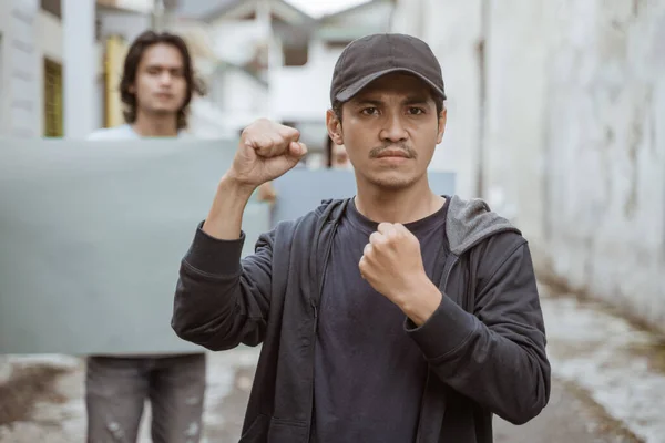 Retrato de estudantes do sexo masculino segurando papel em branco que estão queimando com entusiasmo — Fotografia de Stock