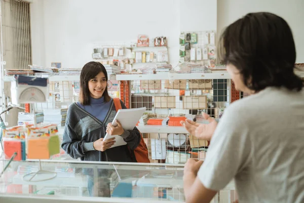 Fiatal lány látogat egy írószer bolt — Stock Fotó