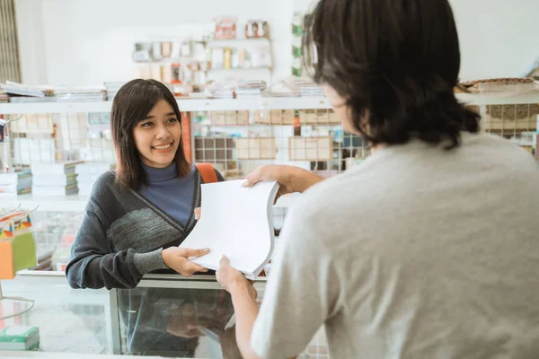 Menina visitando uma papelaria — Fotografia de Stock