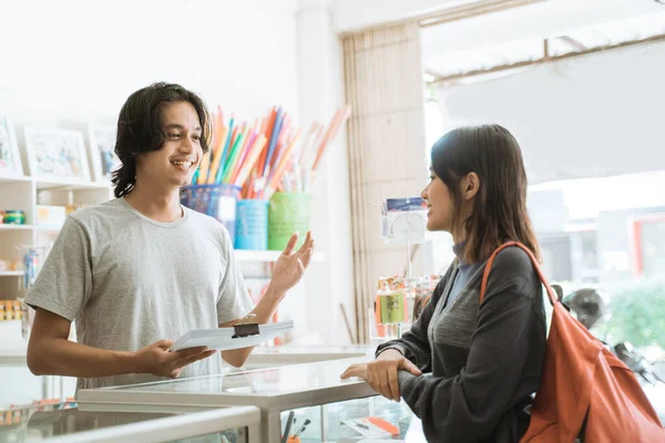 Jong meisje bezoek een briefpapier winkel — Stockfoto