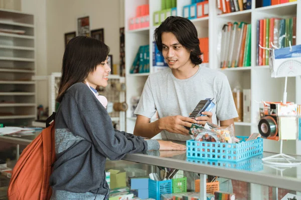 Ung flicka besöker en brevpapper butik — Stockfoto
