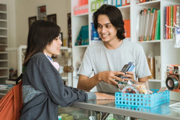 Ung flicka besöker en brevpapper butik — Stockfoto