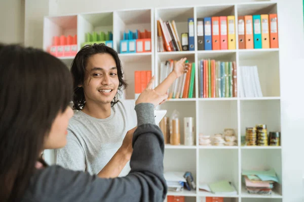 Jong meisje bezoek een briefpapier winkel — Stockfoto