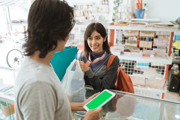 Ung flicka besöker en brevpapper butik — Stockfoto