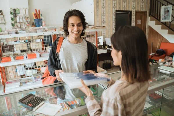 Jovem macho visitando uma papelaria — Fotografia de Stock