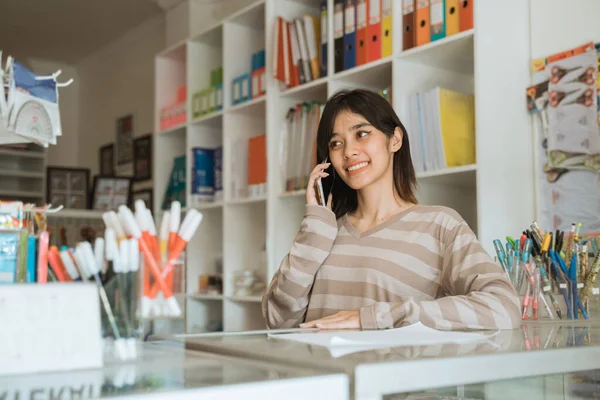 Portret vrolijk jong meisje ondernemer opnemen telefoon — Stockfoto