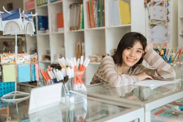 Portret vrolijk jong meisje ondernemer — Stockfoto