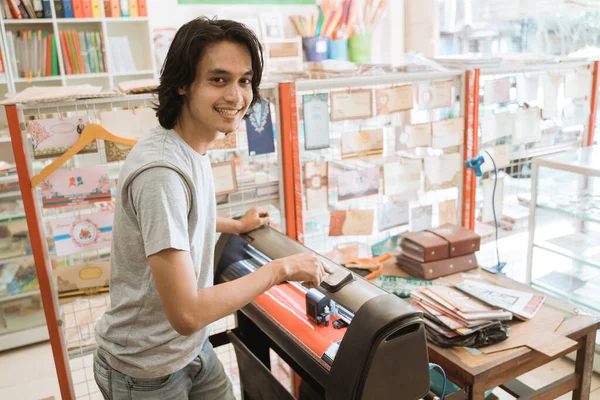 Fiatal férfi vállalkozó Így matrica papír géppel — Stock Fotó