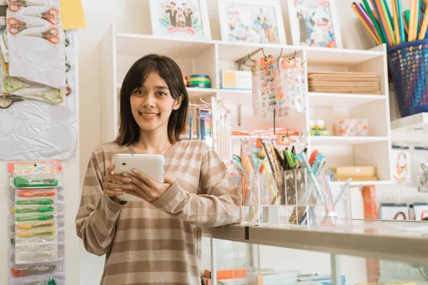 Portret vrolijk jong meisje ondernemer holding tablet — Stockfoto