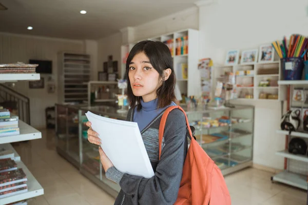 Jong meisje bezoek een briefpapier winkel — Stockfoto