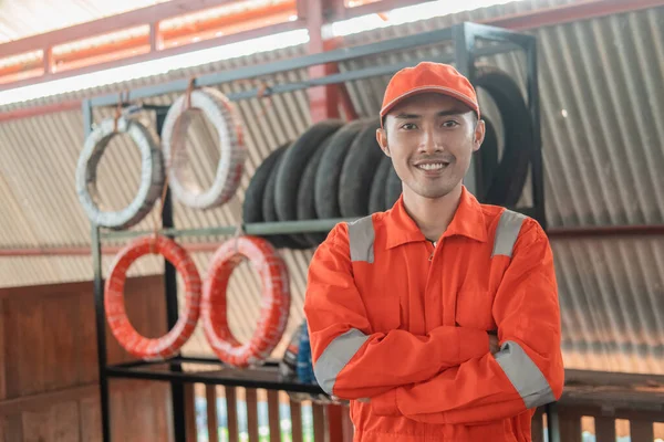 Mecánico en uniforme de mochila con las manos cruzadas soportes —  Fotos de Stock