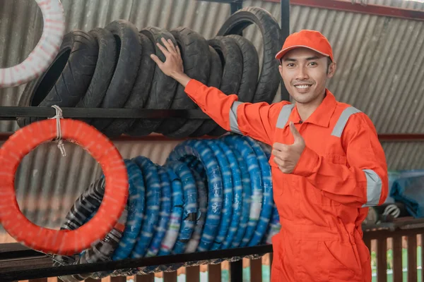 Asiático macho mecánico en un wearpack con un thumbs arriba de pie —  Fotos de Stock