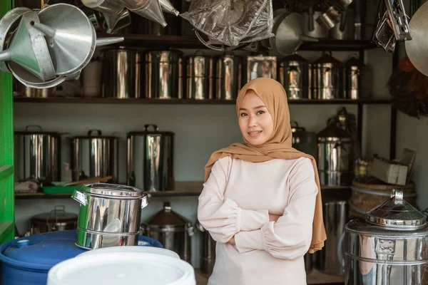 Hijab vendedor feminino sorrindo com as mãos cruzadas — Fotografia de Stock