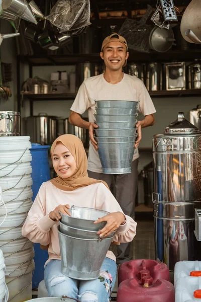 Ázsiai pár eladó mosolygós miközben a vödör — Stock Fotó
