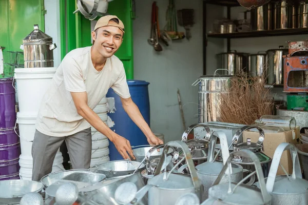 Ásia masculino sorrindo enquanto organizando o muitos baldes — Fotografia de Stock