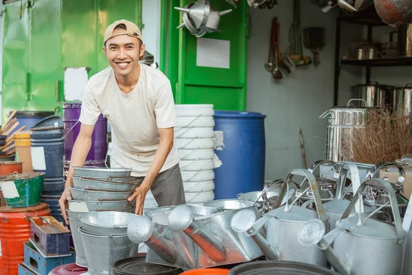 Ásia masculino sorrindo enquanto levantando alguns baldes — Fotografia de Stock