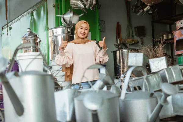 Glimlachende moslim vrouw staat met duimen omhoog — Stockfoto