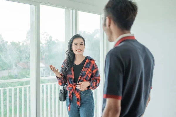 Mujer asiática con gesto de mano charlando con desarrollador de bienes raíces — Foto de Stock