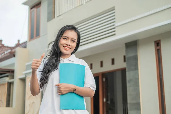 Asiatique femme logement développeur holding maison certificat avec pouces vers le haut — Photo