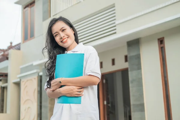 Asiático bela mulher de pé segurando casa certificado — Fotografia de Stock