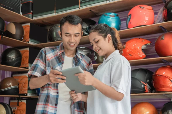 Vrouwelijke winkelmedewerkers promoten online winkels met behulp van tablets voor mannen — Stockfoto