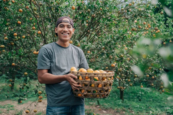 Portret szczęśliwego pomarańczowego rolnika — Zdjęcie stockowe