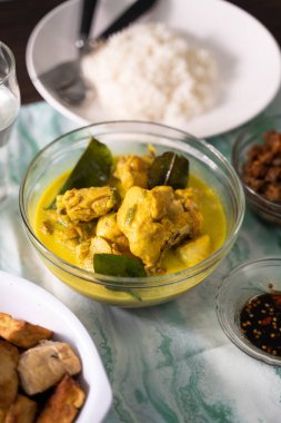 Endonezya usulü sarı körili tavuk