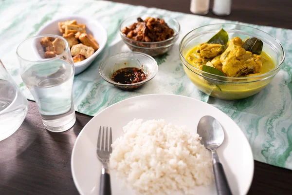 Talíř rýže s mnoha výběry indonéských vedlejších jídel — Stock fotografie