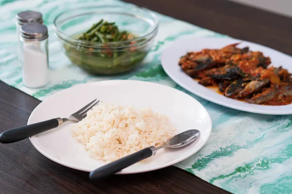 Een bord rijst met veel keuze uit Indonesische bijgerechten — Stockfoto