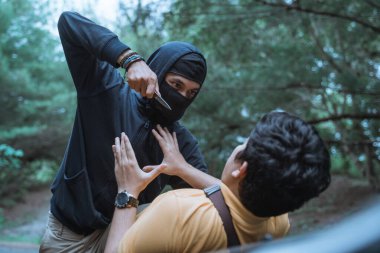 Bir adam bıçaklı bir suçlu tarafından soyulduğunda yalan söyler.