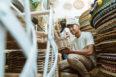 Bir sepet çanta tutan yakışıklı bir erkek.