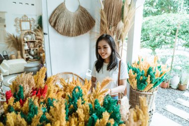 Bir zanaat dükkanında kadın işyeri sahibi.