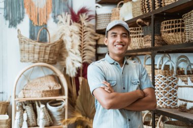 Bir zanaat atölyesinde çapraz ellerle bir zanaat işletmesi var.