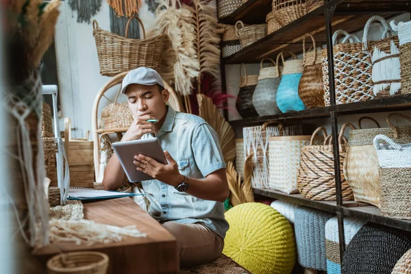 Los tenderos piensan como ellos usando la almohadilla en una tienda de artesanía —  Fotos de Stock