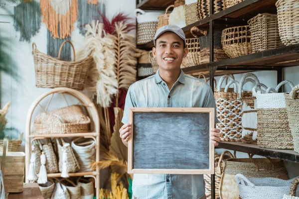 Asiatischer Unternehmer mit einer Tafel in einem Handwerksladen — Stockfoto