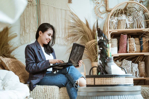 Ambachtelijke ondernemer gebruik laptop computer wanneer in een ambachtelijke winkel — Stockfoto