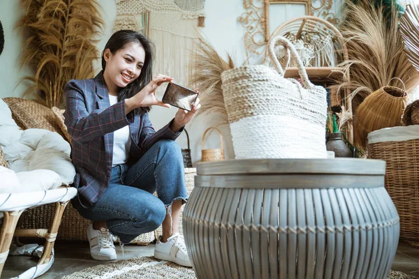 Beautiful girl using a handphone when take a woven bag shot — Stock Photo, Image