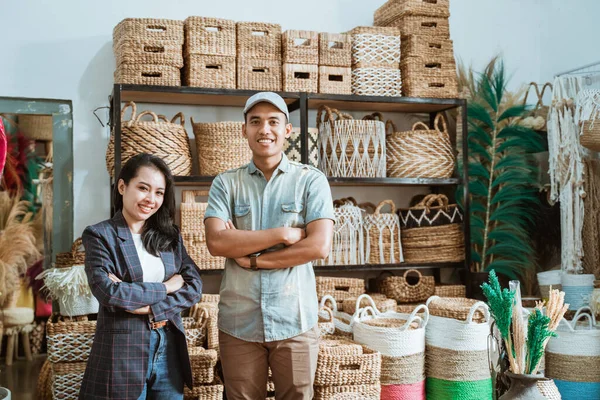 Asiatische Paar Unternehmer mit gekreuzten Händen mit handgefertigten Handarbeiten auf dem Regalhintergrund — Stockfoto