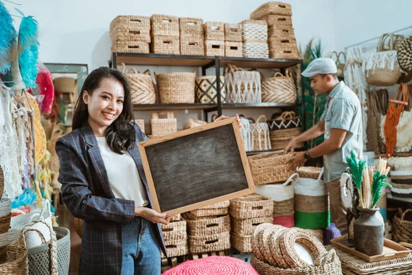 Empresária segurando um quadro está com um fundo que o cliente está selecionando ofícios — Fotografia de Stock