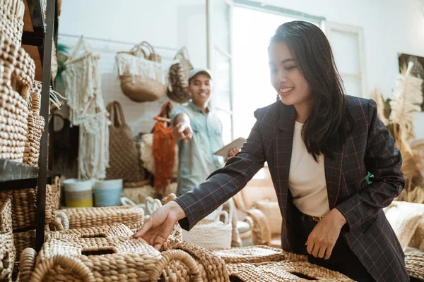 Vrouwelijke ondernemers pick-up dozen en man lijst items — Stockfoto