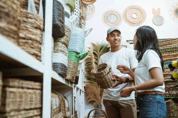 Man vraagt vrouwelijke partner toestemming bij het kiezen van ambachten in ambachtelijke galerij — Stockfoto