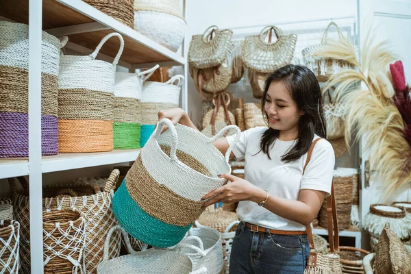 Mujer asiática levanta cestas de mimbre de pie entre los artículos de artesanía —  Fotos de Stock