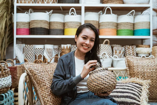 Nő mosolyog, miközben hordja kancsó kézműves — Stock Fotó