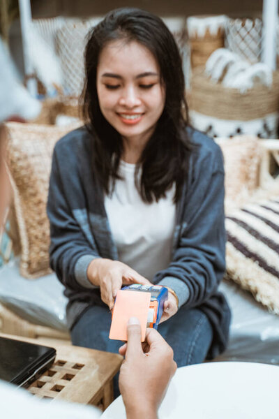 Кассир женщина использовать электронные машины сбора данных в качестве онлайн-платежных средств