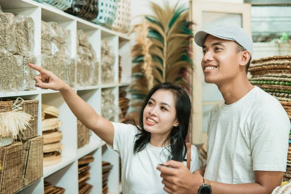 Fiatal ázsiai pár keres, és kiválasztja a kézműves termékek akarnak vásárolni — Stock Fotó