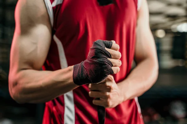 Мускулистый боксер с черным ремешком на запястье — стоковое фото