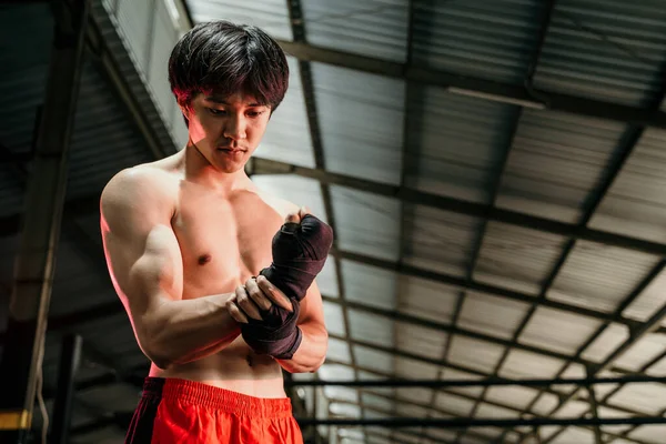 Muskulös fighter klädd i svart rem på handleden — Stockfoto