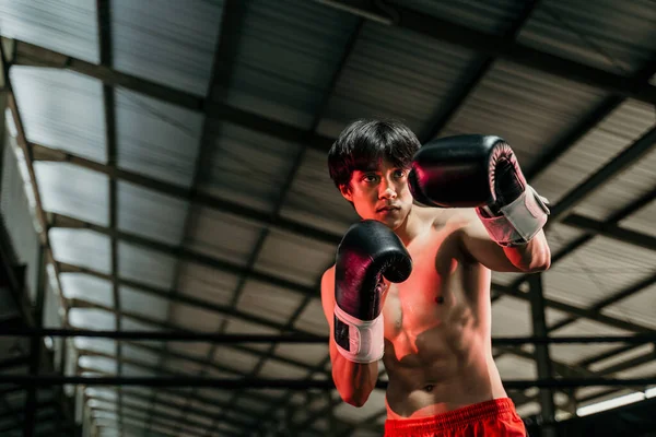 Joven la edad guapo hombre hacer un punch movimiento con el copyspace — Foto de Stock