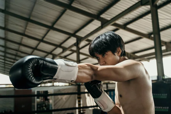 Schot van de zijkant van de bokser maak een punch motion — Stockfoto