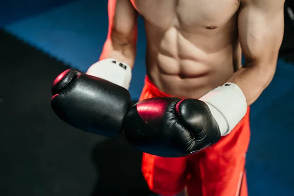 Закрытие рук боксёра в боксёрских перчатках — стоковое фото